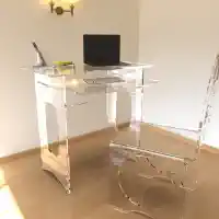 Krēsls un galds no caurspīdīga organiskā stikla