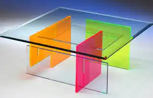 Krāsains galds no organiskā stikla