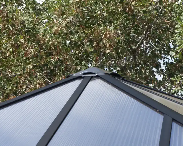 Ledro lapenes polikarbonāta jumta paneļi un ventilācija