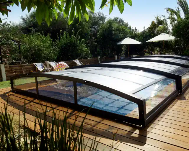 Pilnīgi pārklāts baseins ar jumtu Majorca no sāniem saules gaismā